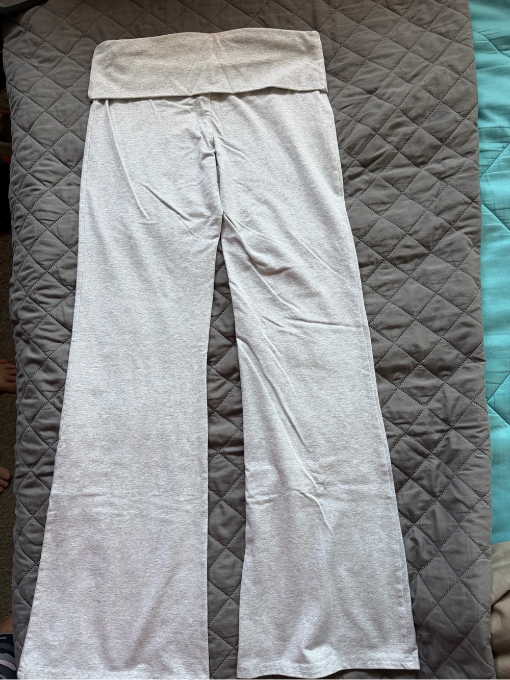 Hollister Light Gray Fold-Over Waist Yoga Pants with Red Logo - Picture 6 of 6
